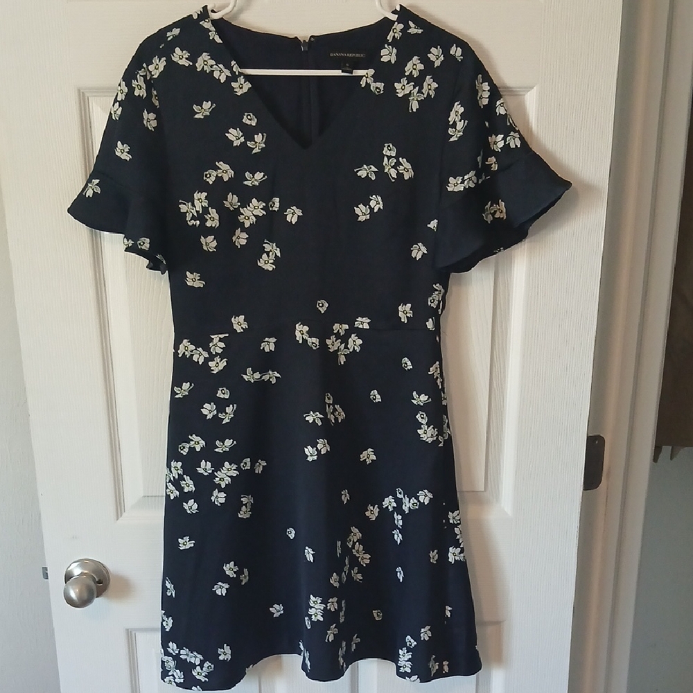 Banana Republic navy blue dress wife floral pattern. Size 6.
